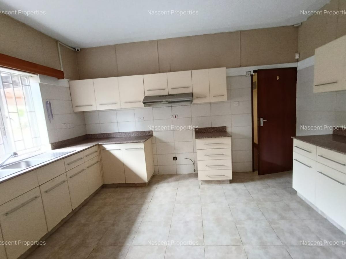 5 Bed House with En Suite in Rosslyn - 7