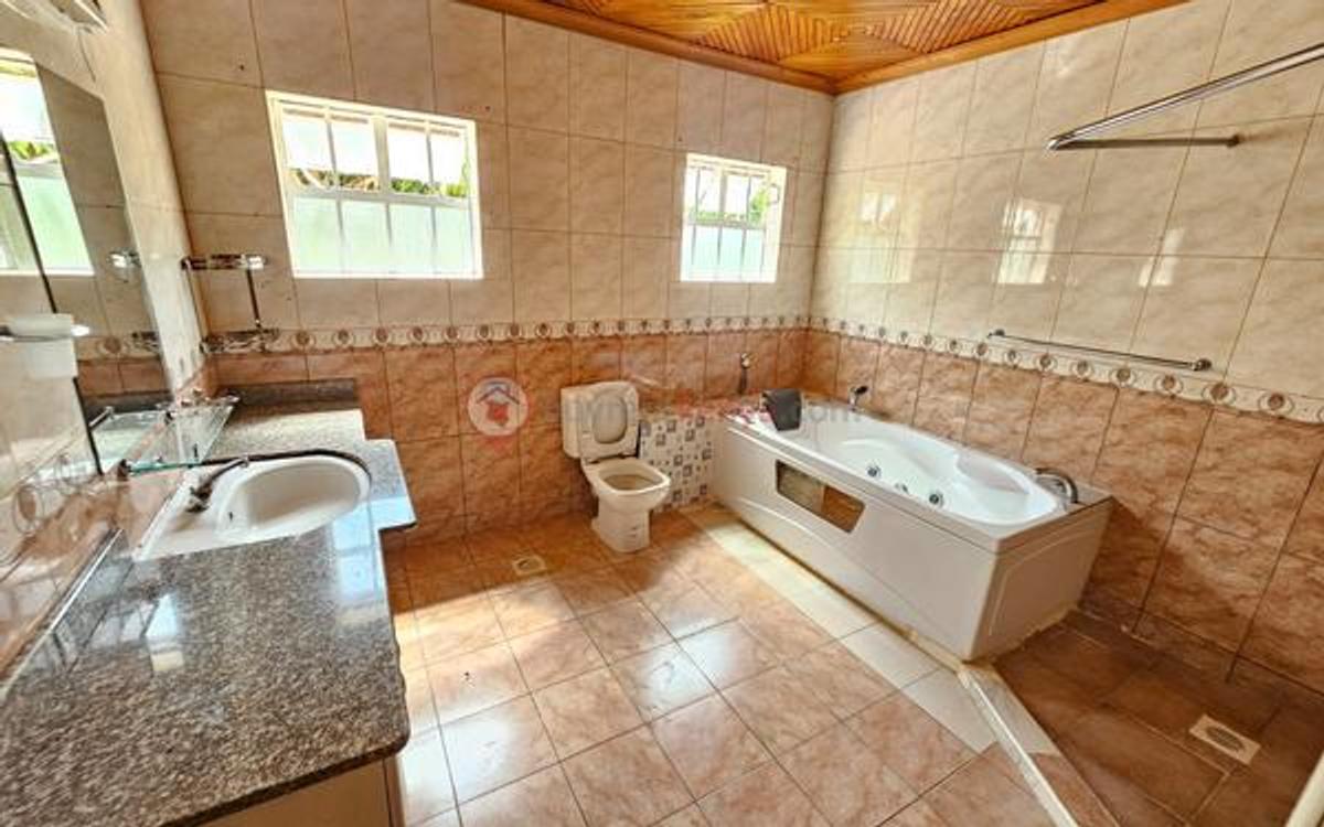 5 Bed Townhouse with En Suite at Westlands - 12