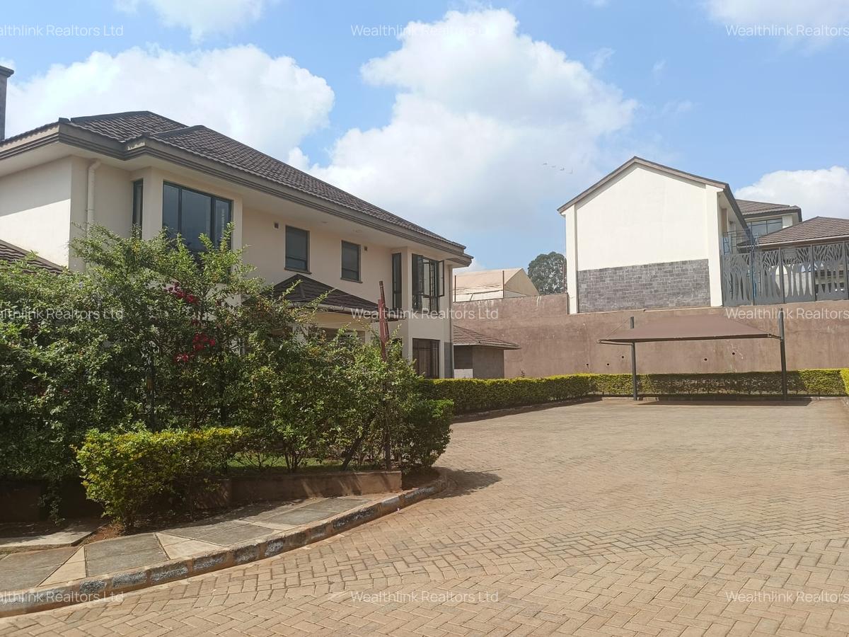 5 Bed Townhouse with En Suite at Horse Shoe Village - 13