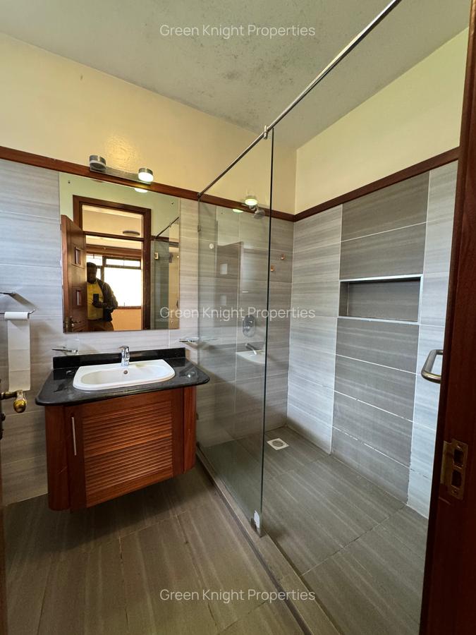 5 Bed Townhouse with En Suite in Lavington - 12