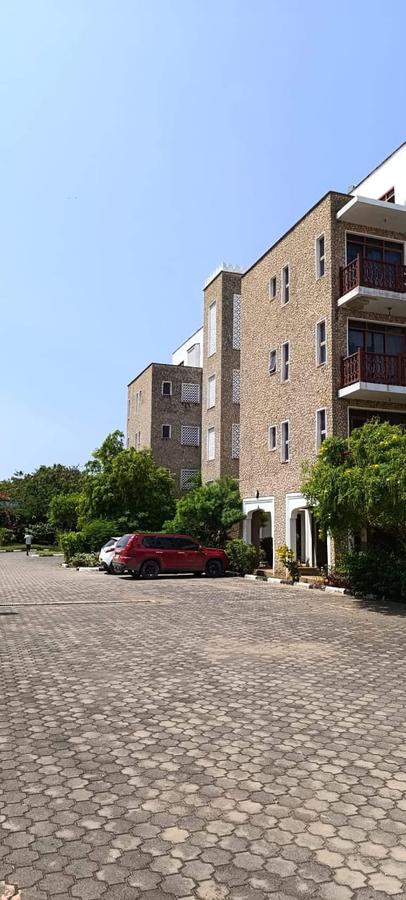 Serviced 2 Bed Apartment with En Suite at Sultan - 2