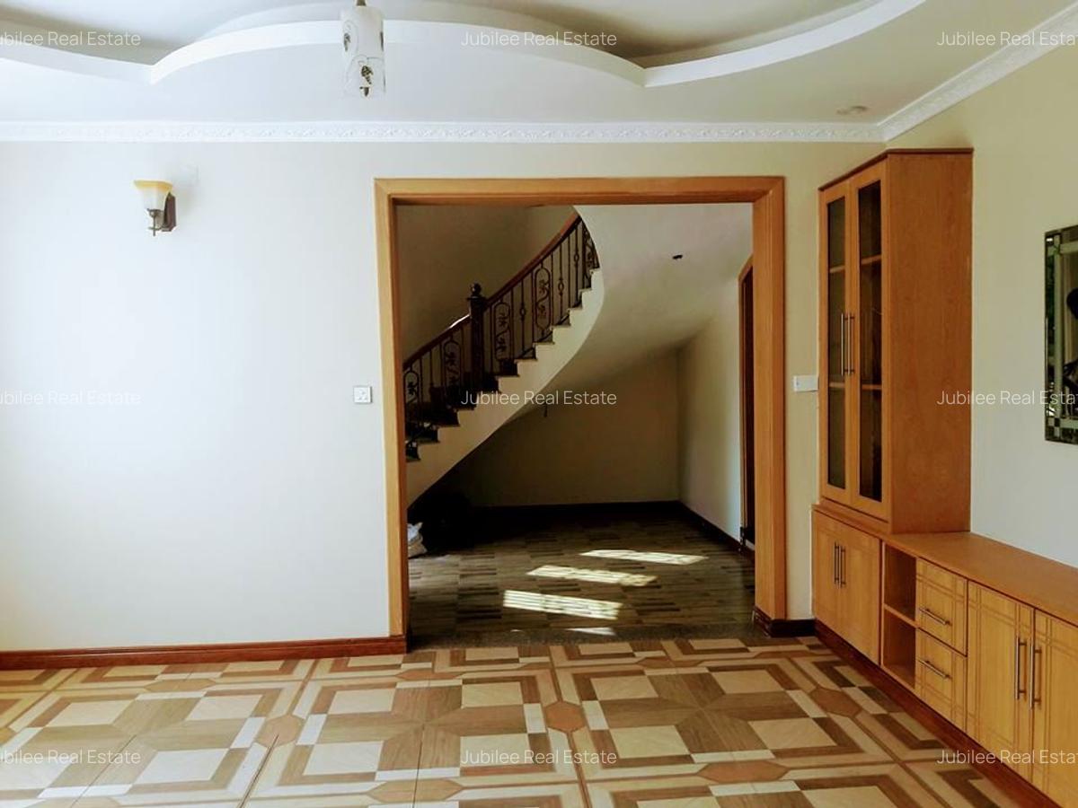 7 Bed House with En Suite in Runda - 11