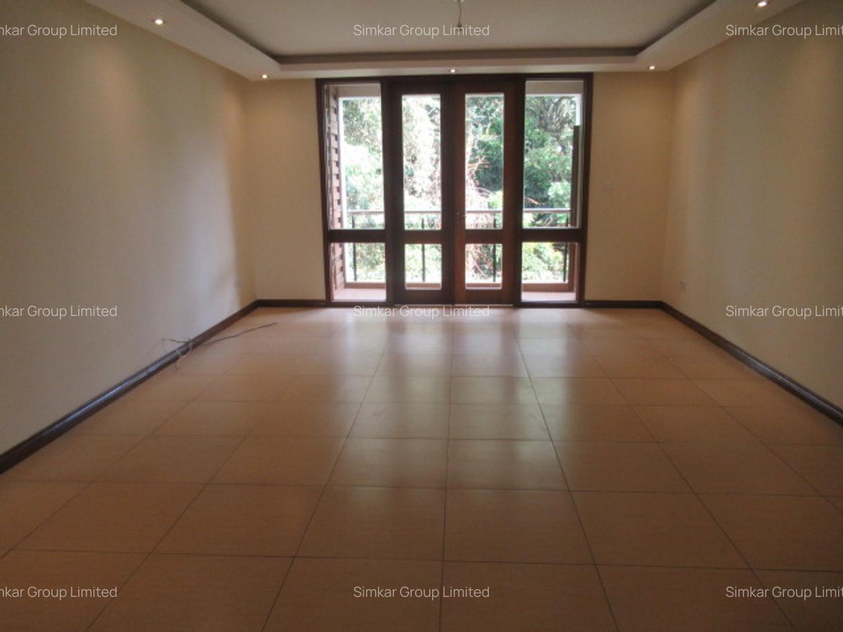 4 Bed Apartment with En Suite at Riverside Drive - 11
