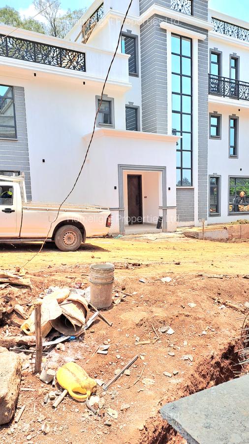 5 Bed Villa with En Suite at Lavington - 1