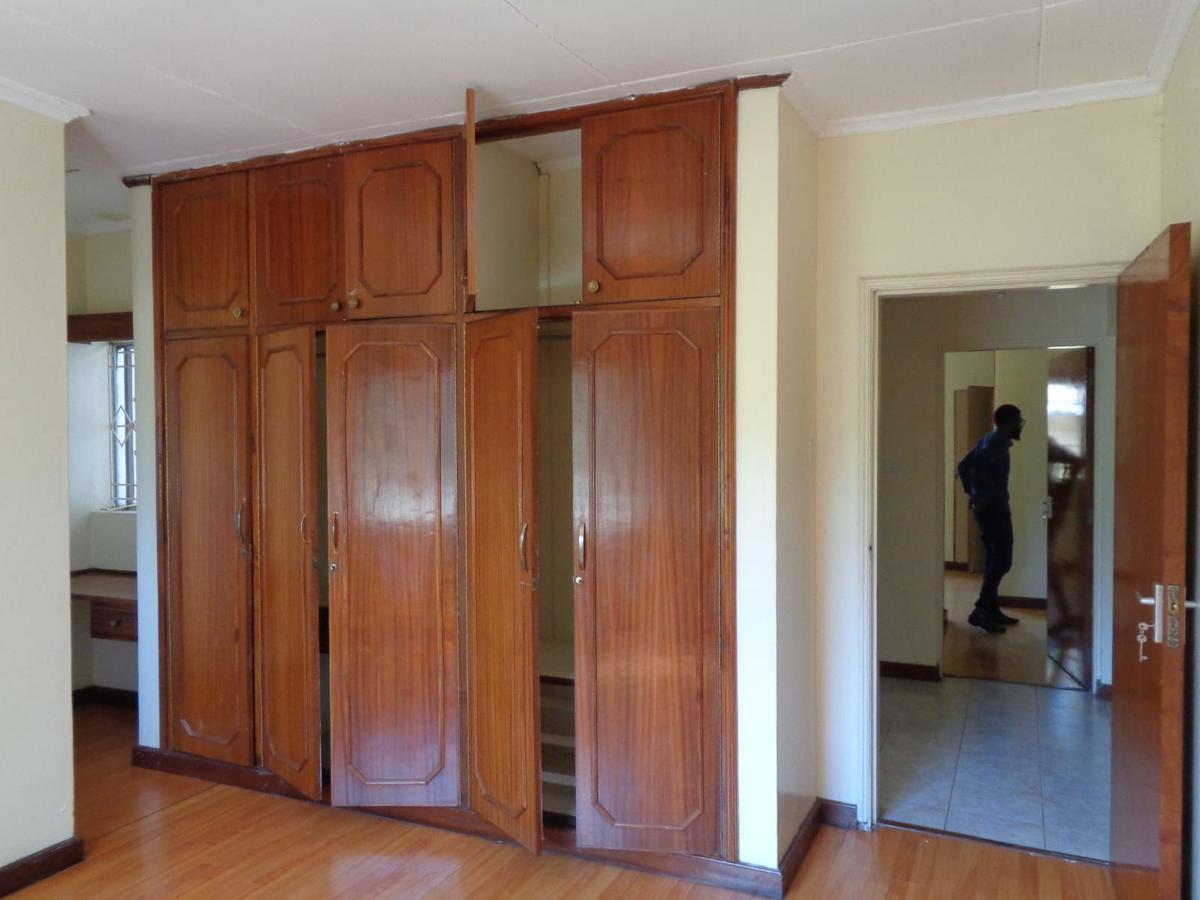 5 Bed Townhouse with En Suite at Lavington - 4