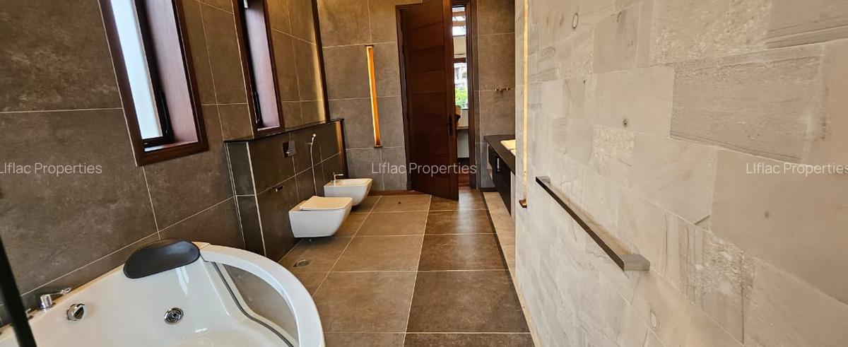 5 Bed House with En Suite in Runda - 11