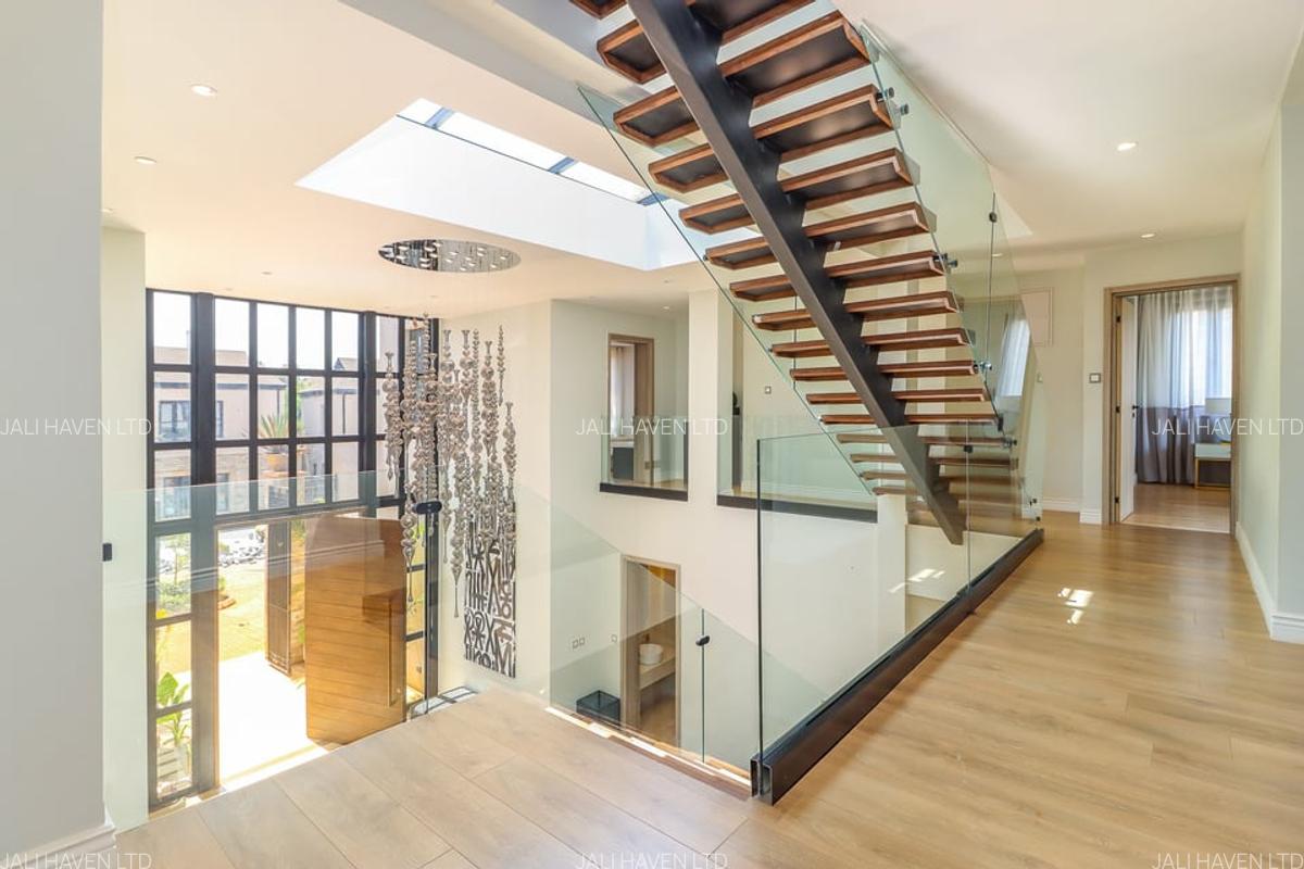 5 Bed Villa with En Suite in Runda - 3