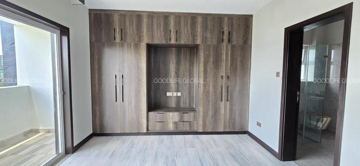 3 Bed Apartment with En Suite at Riverside - 12