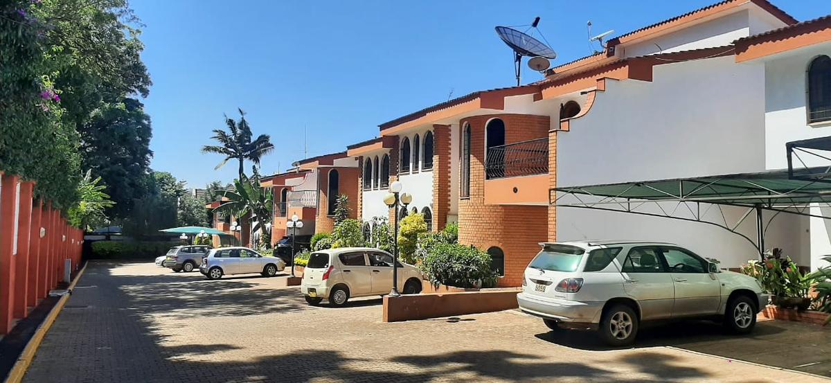 5 Bed Townhouse with En Suite in Lavington - 2