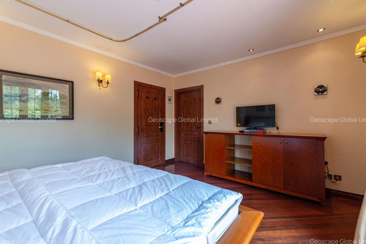 4 Bed Villa with En Suite in Ridgeways - 2