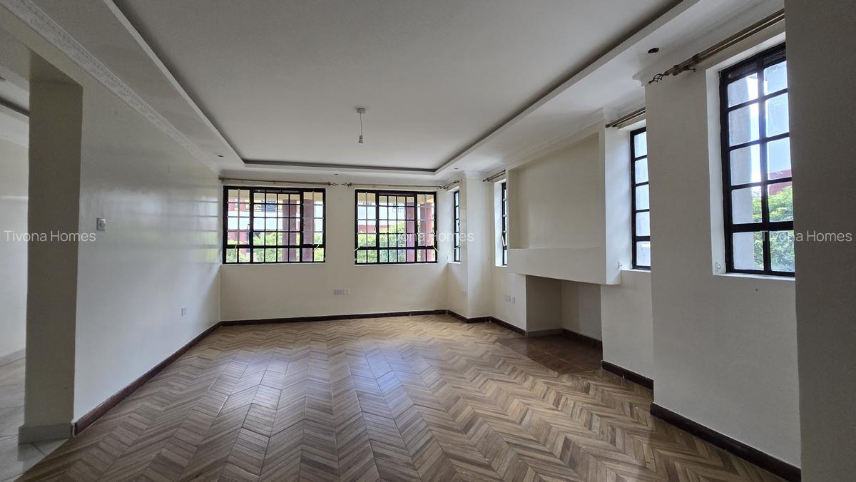 5 Bed House with En Suite in Garden Estate - 5