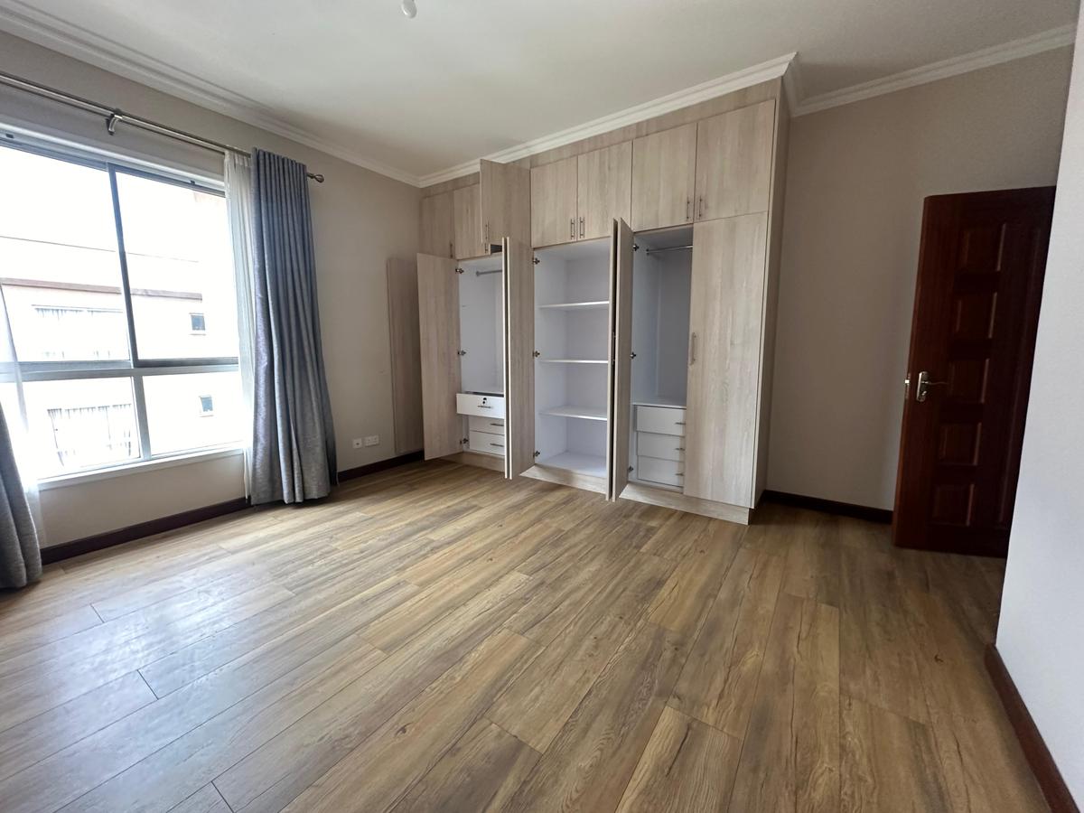 3 Bed Apartment with En Suite at Riverside - 6