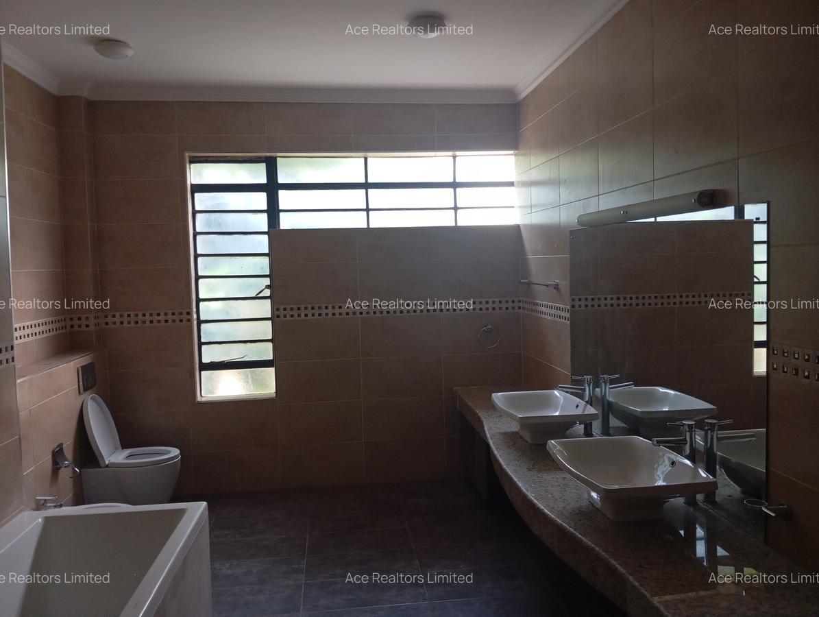 5 Bed Townhouse with En Suite at Lavington - 9