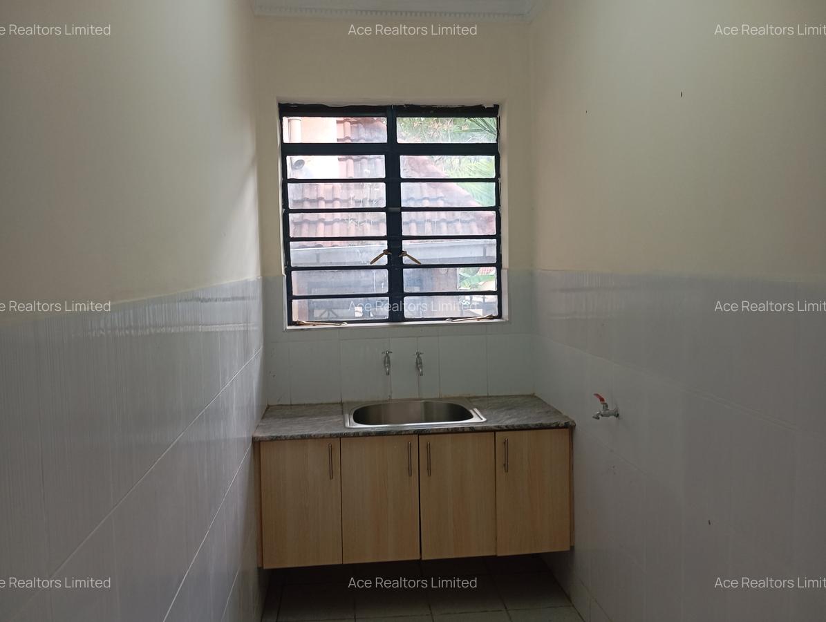 5 Bed Townhouse with En Suite at Lavington - 8