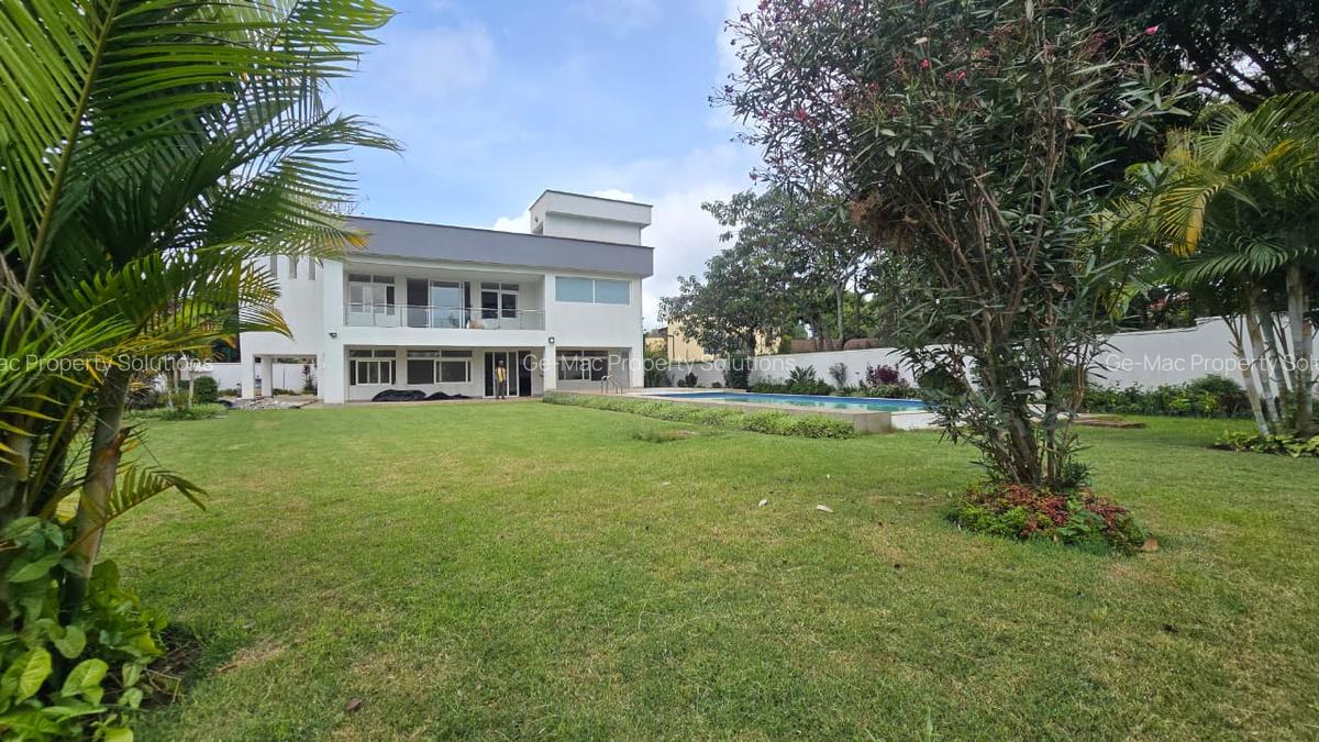 5 Bed House with En Suite in Runda - 1