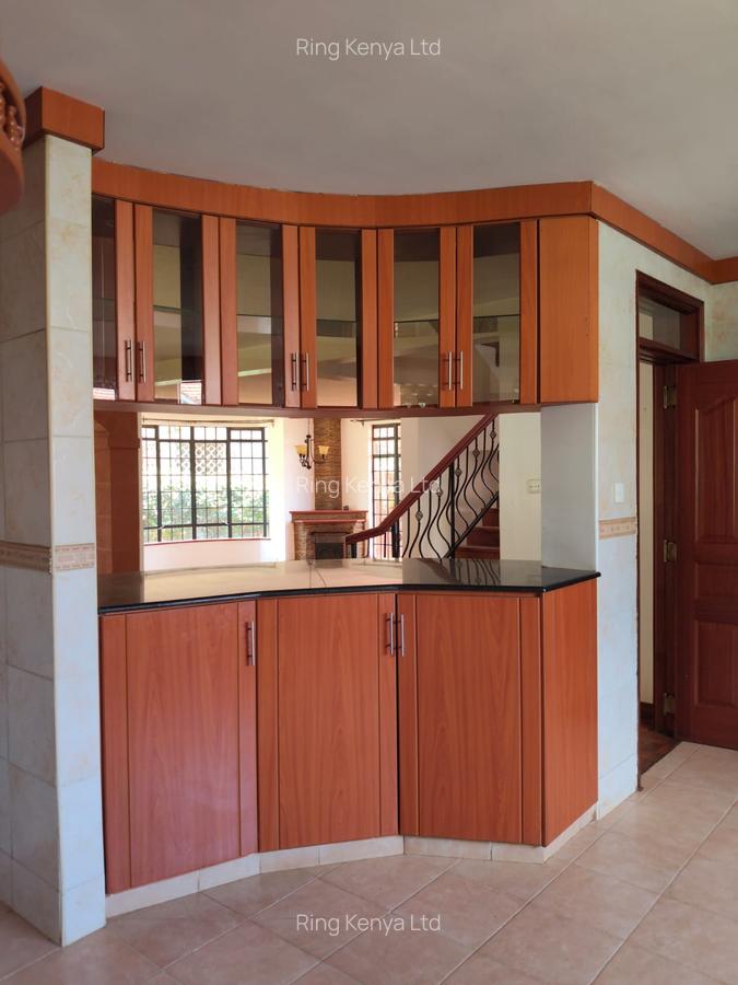 5 Bed House with En Suite in Lavington - 4