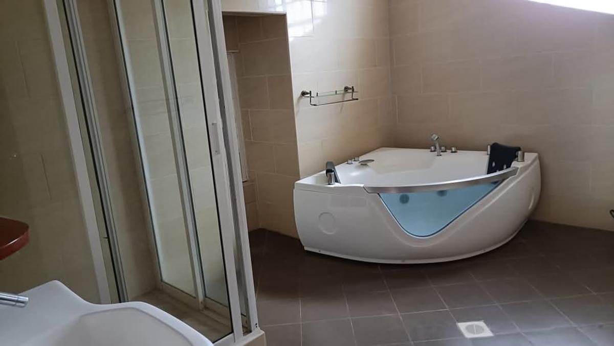 5 Bed House with En Suite in Runda - 16