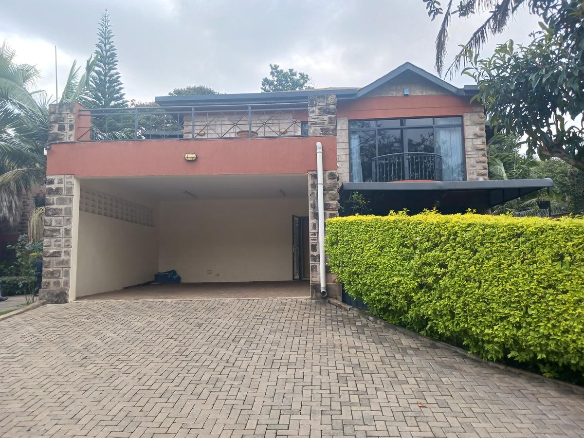 5 Bed House with En Suite at Lavington Shopping Centre - 2