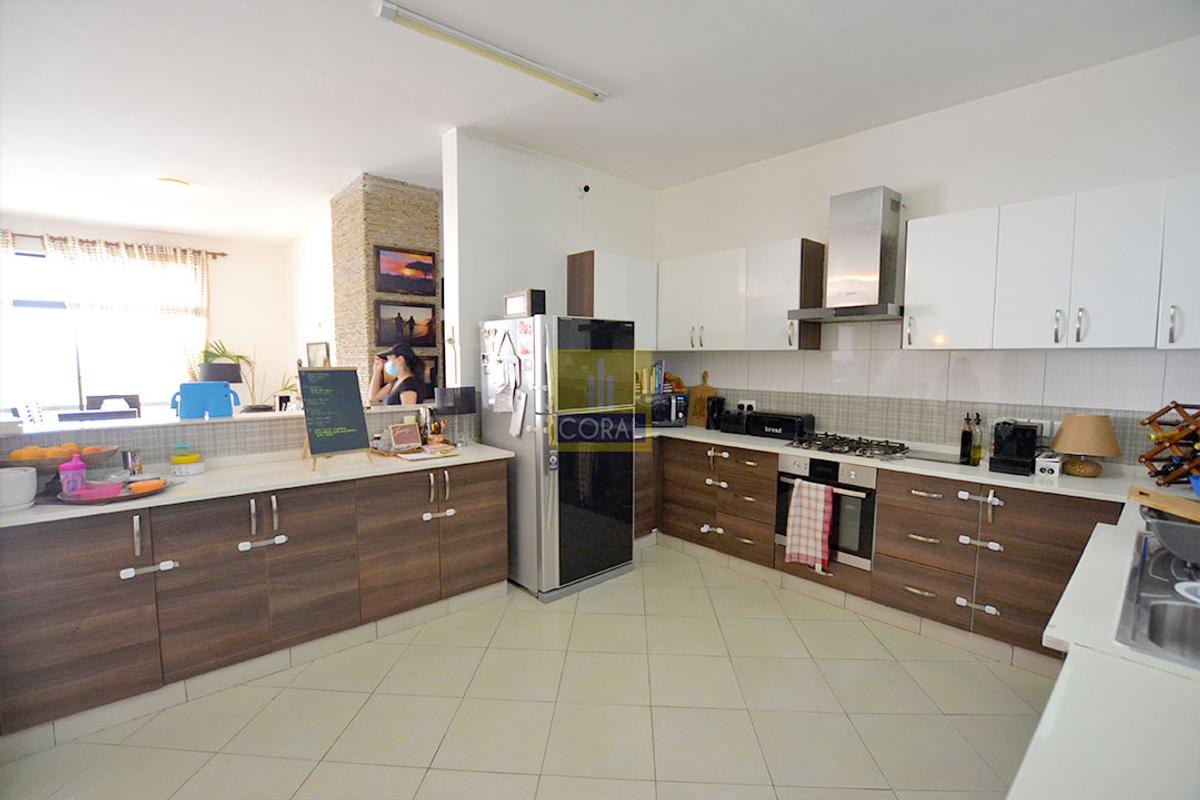 3 Bed Apartment with En Suite in Westlands Area - 9