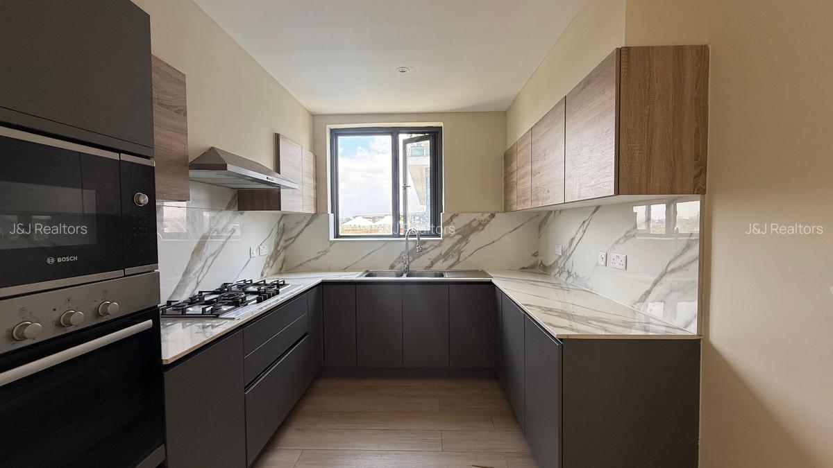 4 Bed Apartment with En Suite in Riverside - 12