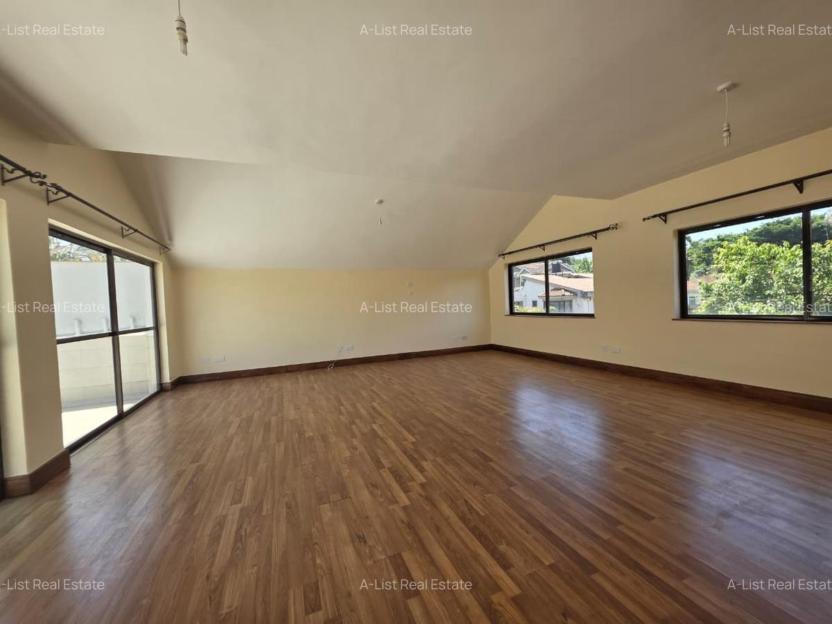 4 Bed Apartment with En Suite at Brookside - 7