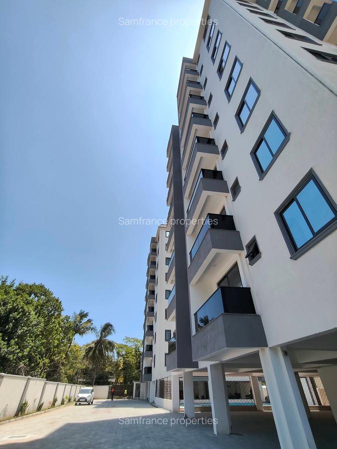 Serviced 3 Bed Apartment with En Suite at Moyne Drive - 6