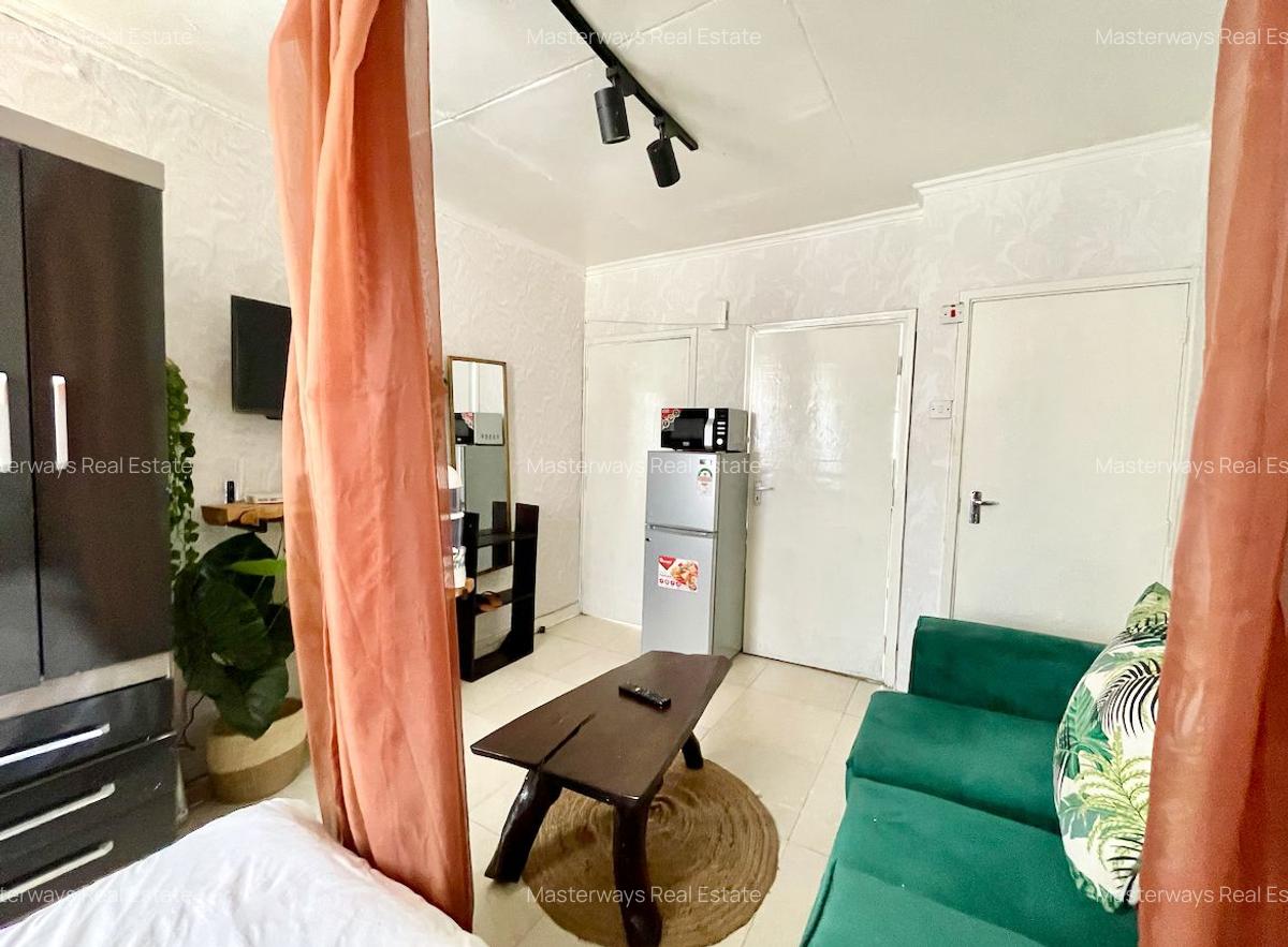 Serviced Studio Apartment with En Suite at School Lane - 2