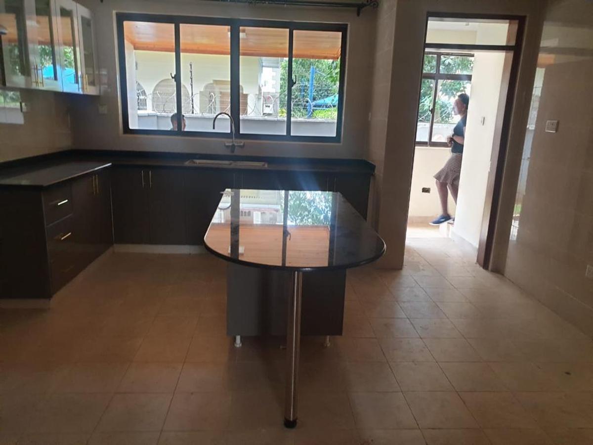 5 Bed House with En Suite in Lavington - 6