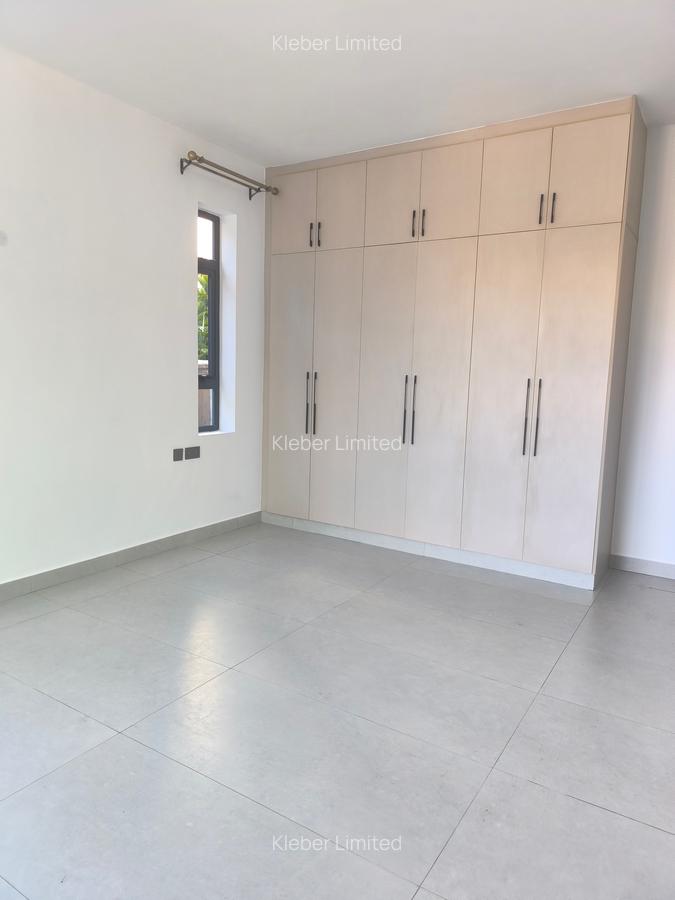 2 Bed Apartment with En Suite at Brookside - 16