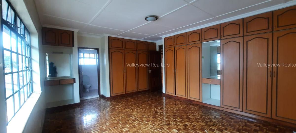 4 Bed Townhouse with En Suite at Lavington - 16