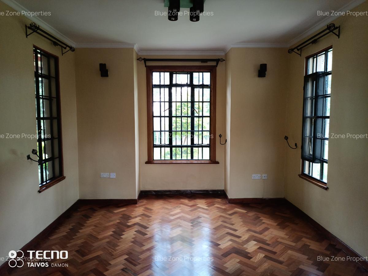 4 Bed Townhouse with En Suite at Close To Un - 13