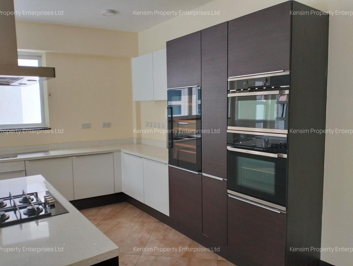 4 Bed Apartment with En Suite in Brookside - 14