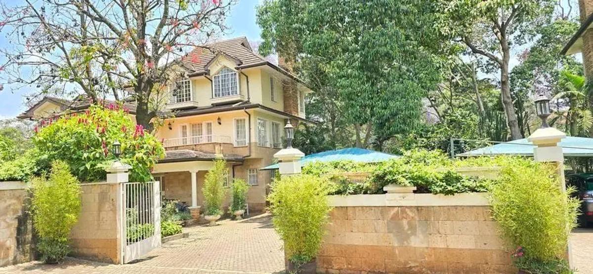 5 Bed Townhouse with En Suite at Lavington Green - 1