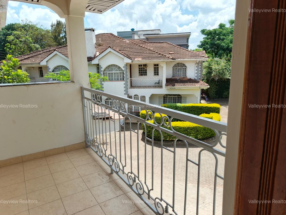 4 Bed Townhouse with En Suite at Lavington - 11