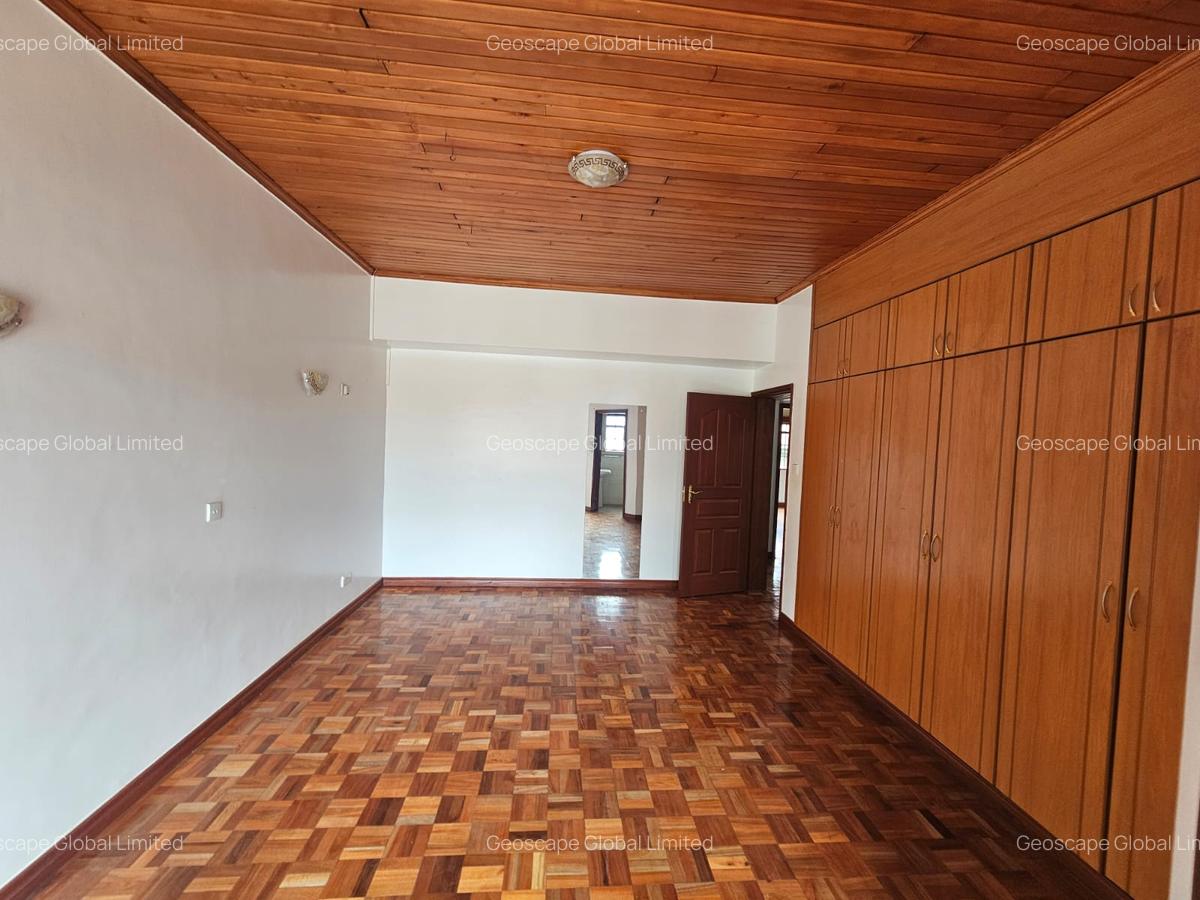 5 Bed House with En Suite in Lavington - 3