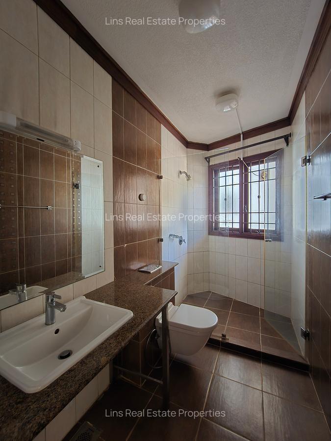 4 Bed House with En Suite in Hill View - 17