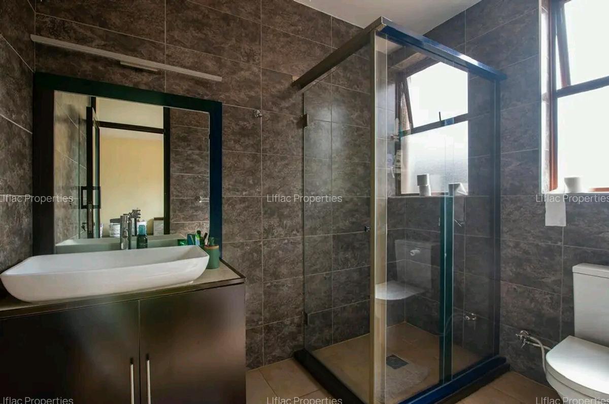 5 Bed House with En Suite in Runda - 12