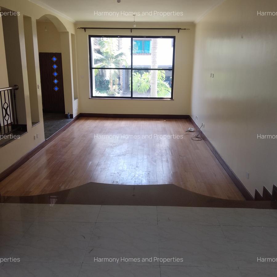 5 Bed Villa with En Suite at Brookside - 3