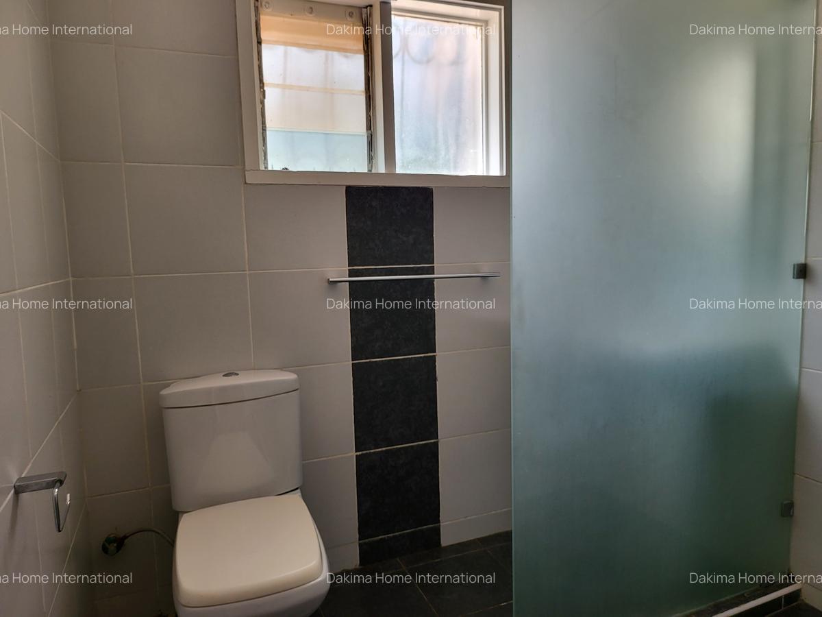 4 Bed House with En Suite in Hill View - 13