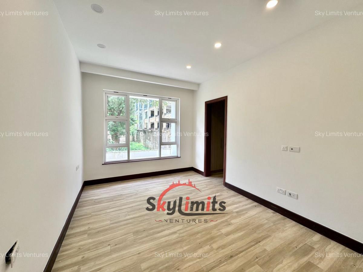 4 Bed Apartment with En Suite in Parklands - 11