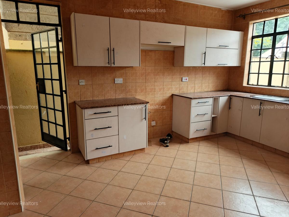 4 Bed Townhouse with En Suite at Lavington - 18