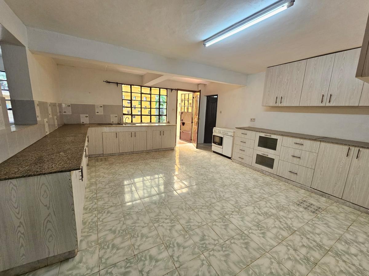 5 Bed House with En Suite in Nyari - 15