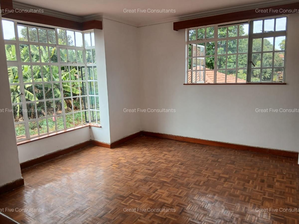 4 Bed Villa with En Suite in Redhill - 9