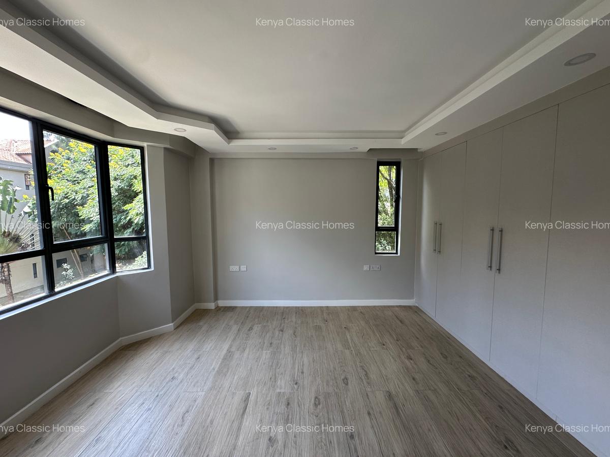 3 Bed Apartment with En Suite at Lavington - 12