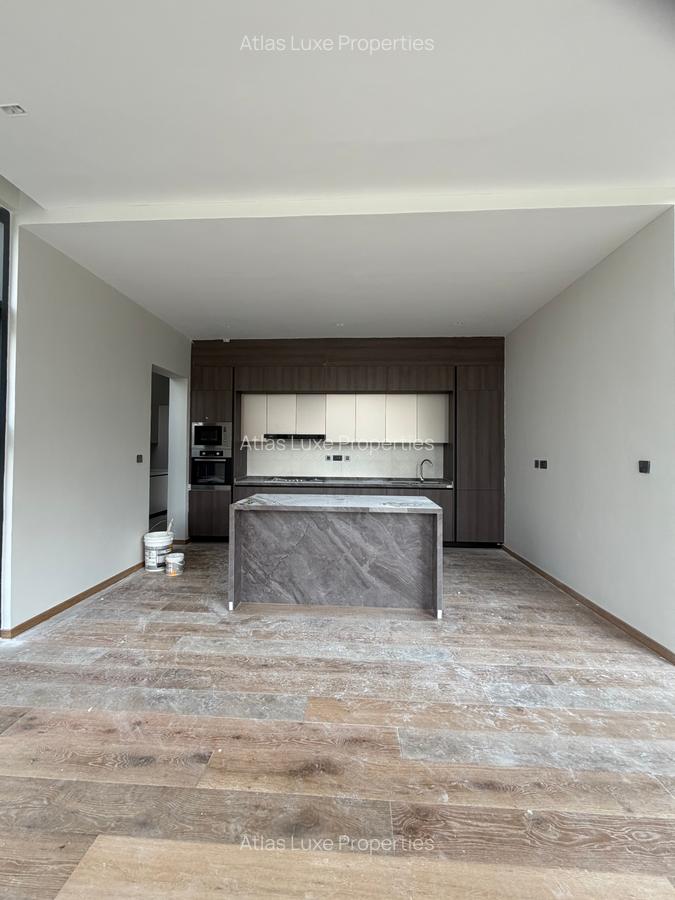 5 Bed Townhouse with En Suite at Old Runda - 2