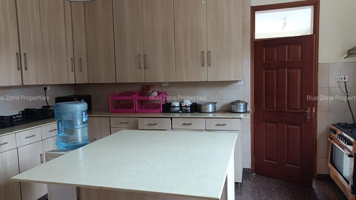 5 Bed House with En Suite at Off Mimosa Rd - 8