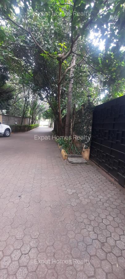 4 Bed House with En Suite in Lavington - 3