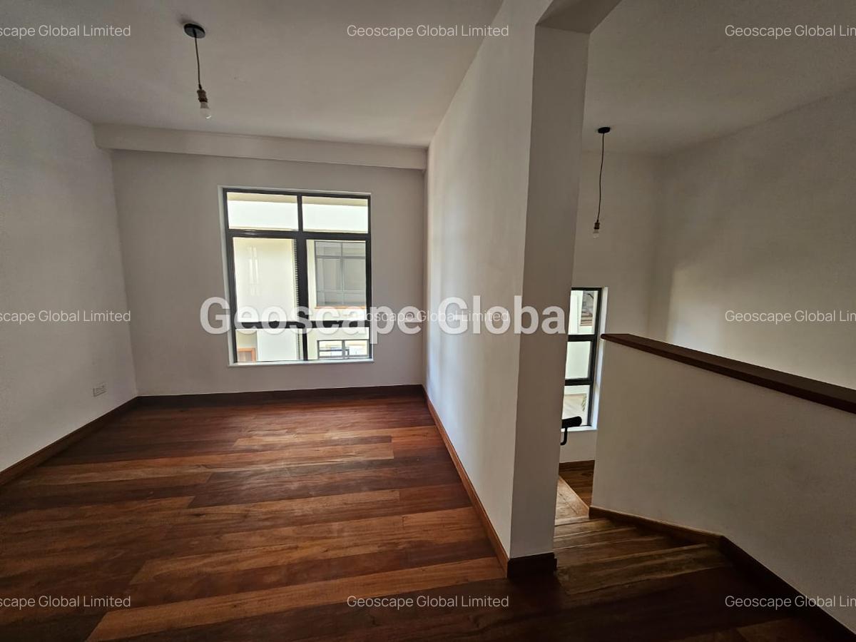 4 Bed Apartment with En Suite in Rosslyn - 4
