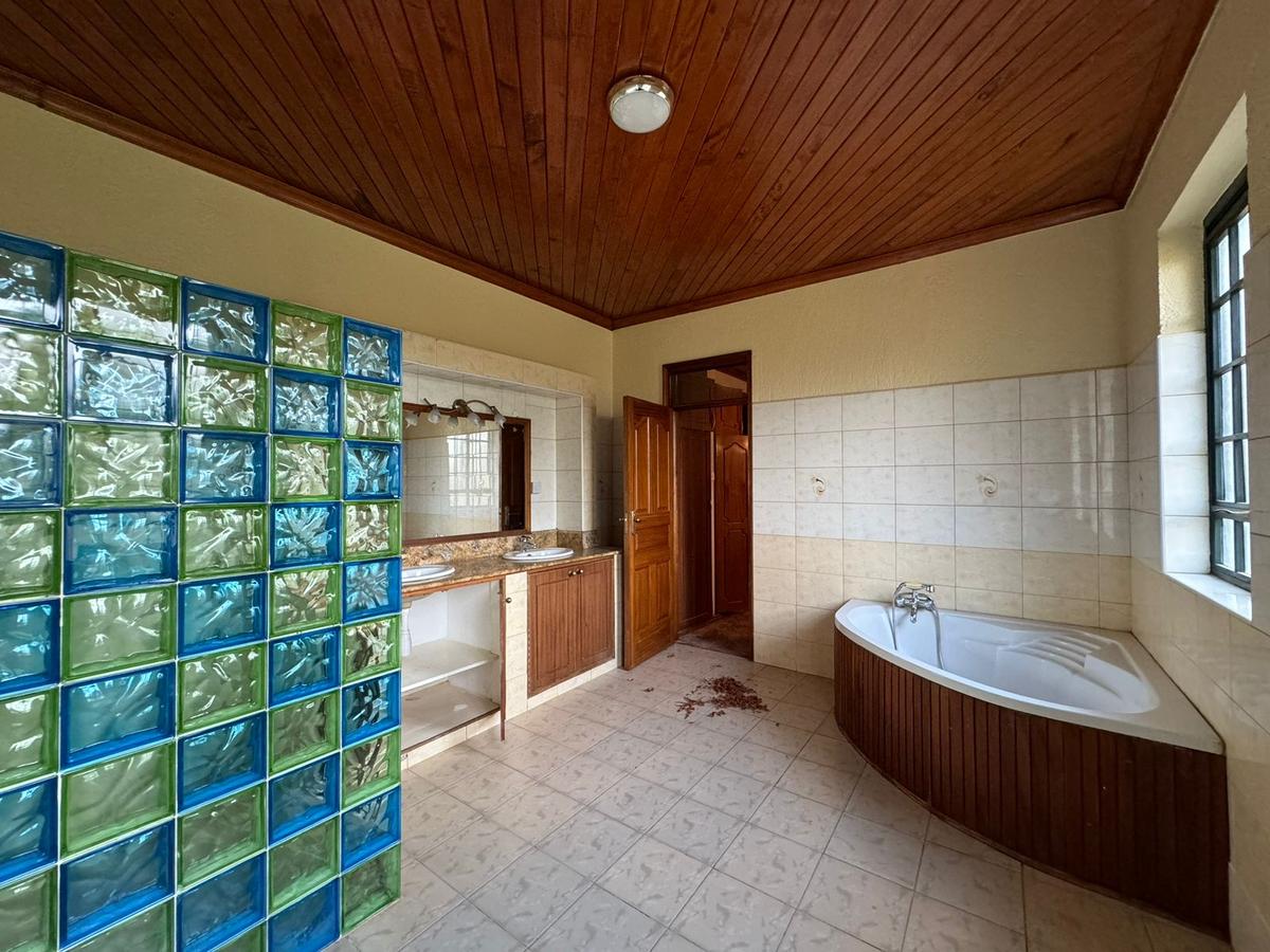 5 Bed House with En Suite in Runda - 16