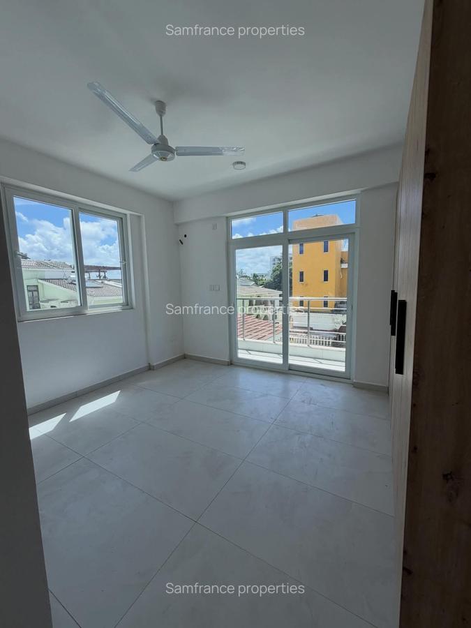 Serviced 2 Bed Apartment with En Suite at Links Road - 7